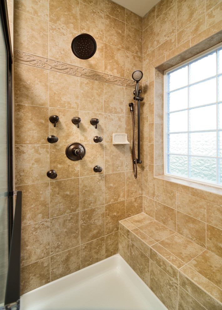 Exemple d'une grande douche en alcôve principale craftsman en bois foncé avec un placard à porte shaker, un carrelage beige, des carreaux de céramique, un mur bleu, un sol en carrelage de céramique et un lavabo encastré.