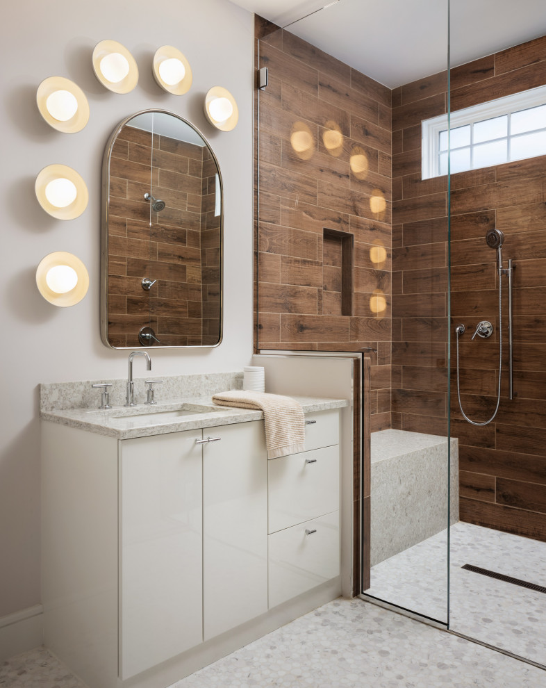 Стильный дизайн: ванная комната в современном стиле с плоскими фасадами, белыми фасадами, душем в нише, коричневой плиткой, серыми стенами, душевой кабиной, врезной раковиной, серой столешницей и окном - последний тренд