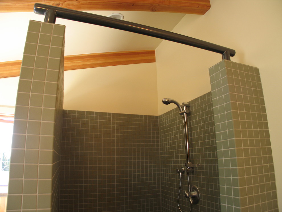 Пример оригинального дизайна: главная ванная комната среднего размера в современном стиле с фасадами в стиле шейкер, фасадами цвета дерева среднего тона, ванной в нише, душем в нише, зеленой плиткой, керамогранитной плиткой, бежевыми стенами, полом из керамогранита, накладной раковиной и столешницей из плитки