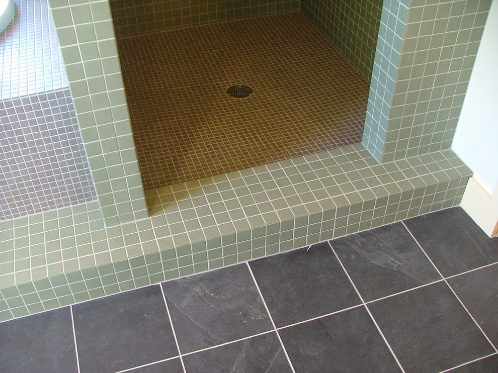 Exemple d'une douche en alcôve principale tendance en bois brun de taille moyenne avec un placard à porte shaker, une baignoire en alcôve, un carrelage vert, des carreaux de porcelaine, un mur beige, un sol en carrelage de porcelaine, un lavabo posé et un plan de toilette en carrelage.