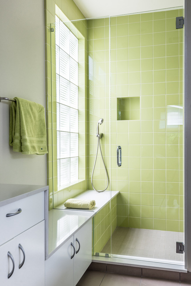 Modernes Badezimmer En Suite mit flächenbündigen Schrankfronten und Quarzit-Waschtisch in Houston
