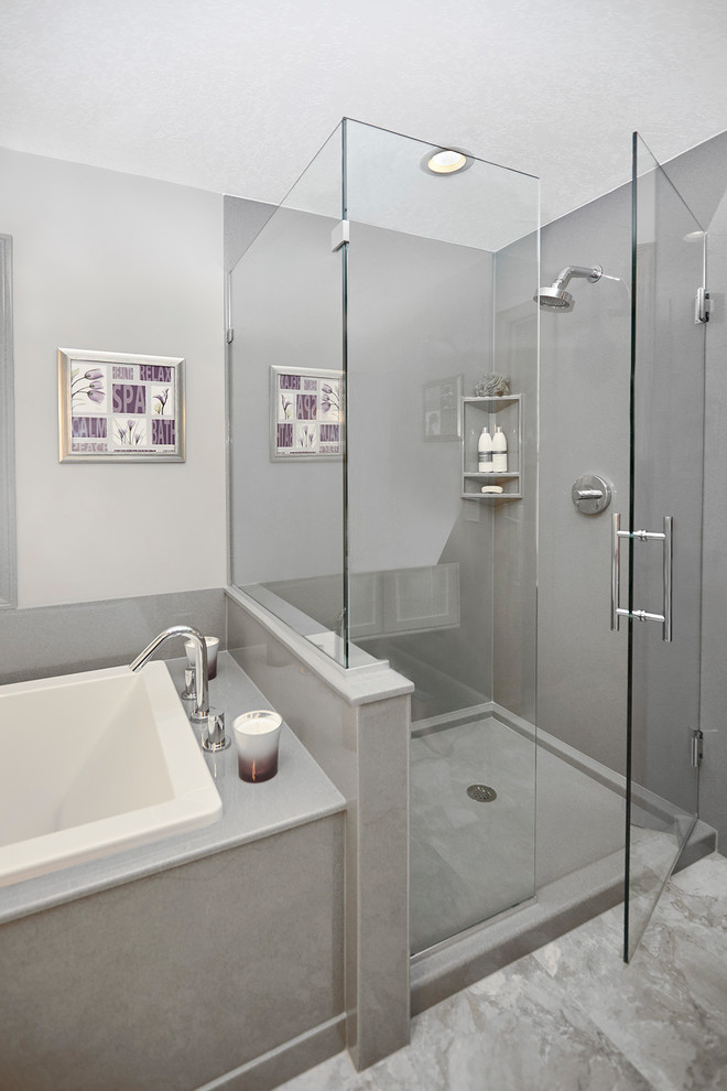 На фото: главная ванная комната среднего размера в стиле модернизм с фасадами островного типа, белыми фасадами, накладной ванной, угловым душем, унитазом-моноблоком, зелеными стенами, столешницей из оникса, серым полом и душем с распашными дверями