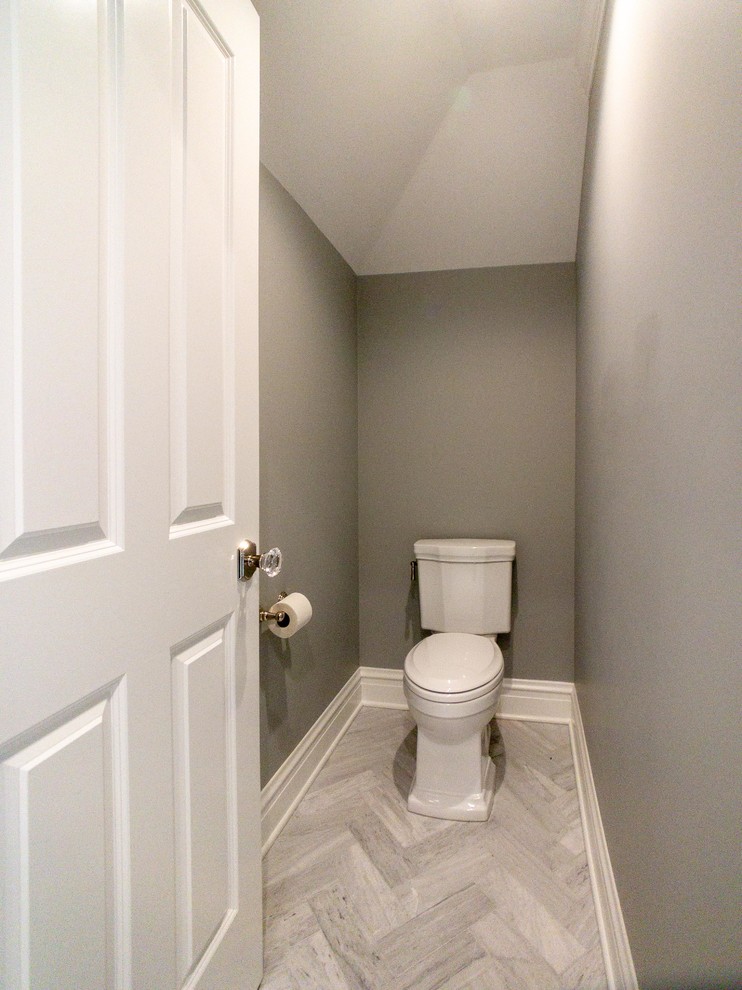Exempel på ett stort klassiskt vit vitt toalett, med möbel-liknande, vita skåp, en toalettstol med separat cisternkåpa, beige kakel, grå kakel, porslinskakel, grå väggar, klinkergolv i porslin, ett undermonterad handfat, bänkskiva i kvarts och grått golv