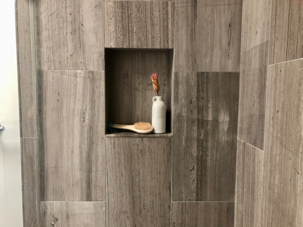 Modelo de cuarto de baño minimalista con baldosas y/o azulejos grises y baldosas y/o azulejos de piedra caliza