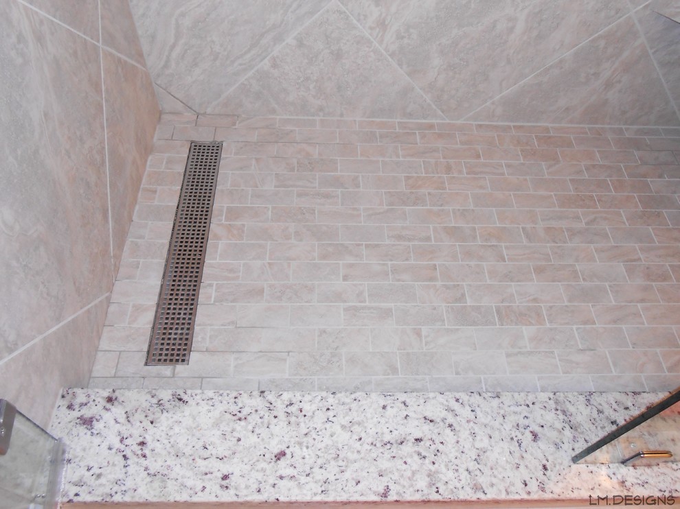 Imagen de cuarto de baño principal tradicional renovado con suelo de baldosas de porcelana