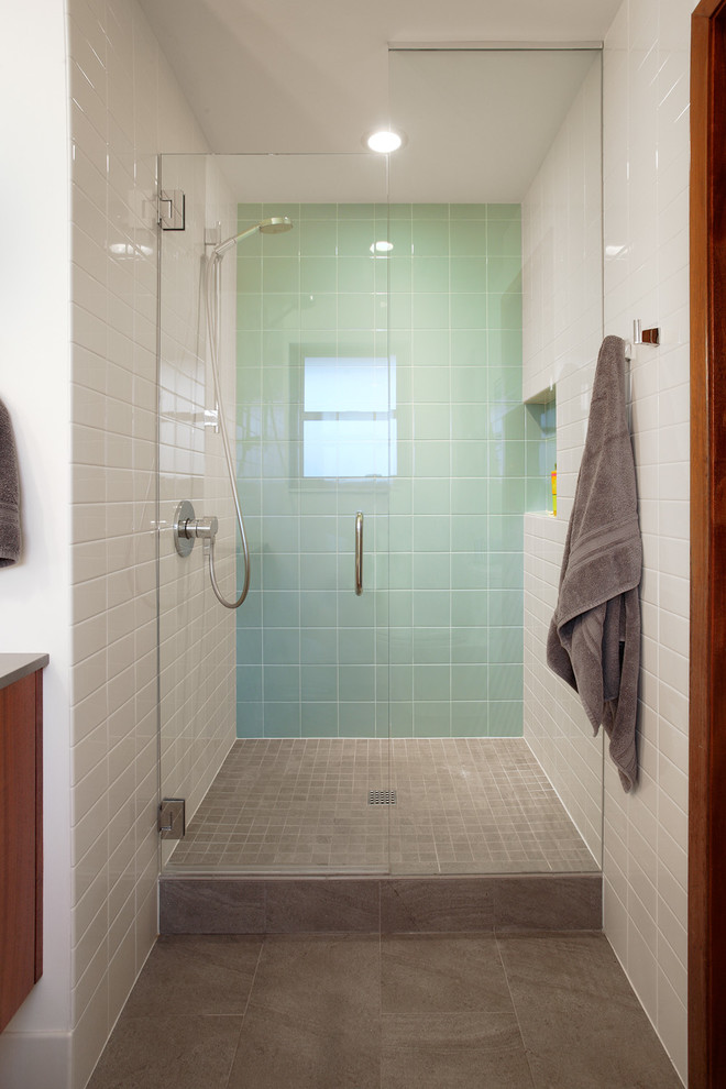 Immagine di una stanza da bagno moderna con piastrelle bianche, piastrelle in ceramica e pavimento in gres porcellanato