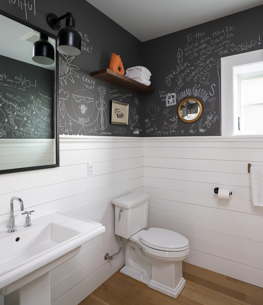 Идея дизайна: ванная комната в стиле кантри с белыми стенами, паркетным полом среднего тона, раковиной с пьедесталом и коричневым полом