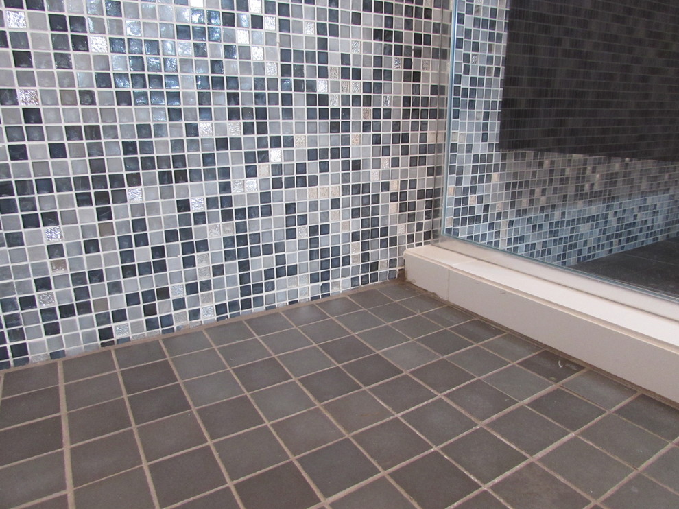 Kleines Modernes Badezimmer En Suite mit gefliestem Waschtisch, Eckdusche, Toilette mit Aufsatzspülkasten, blauen Fliesen, Keramikfliesen, weißer Wandfarbe, braunem Holzboden, integriertem Waschbecken und flächenbündigen Schrankfronten in Portland