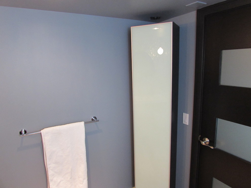 Cette photo montre une petite salle de bain principale tendance avec un plan de toilette en carrelage, une douche d'angle, WC à poser, un carrelage bleu, des carreaux de céramique, un mur bleu, un sol en bois brun, un placard à porte plane et un lavabo intégré.