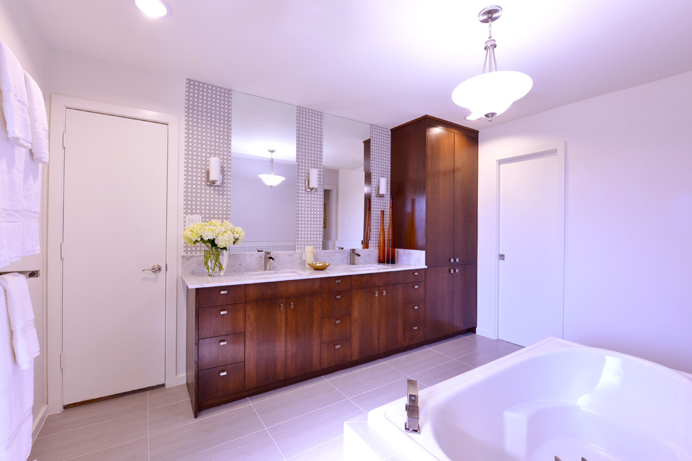 Идея дизайна: большая главная ванная комната в современном стиле с плоскими фасадами, темными деревянными фасадами, накладной ванной, серой плиткой, стеклянной плиткой, белыми стенами, врезной раковиной, мраморной столешницей и полом из линолеума