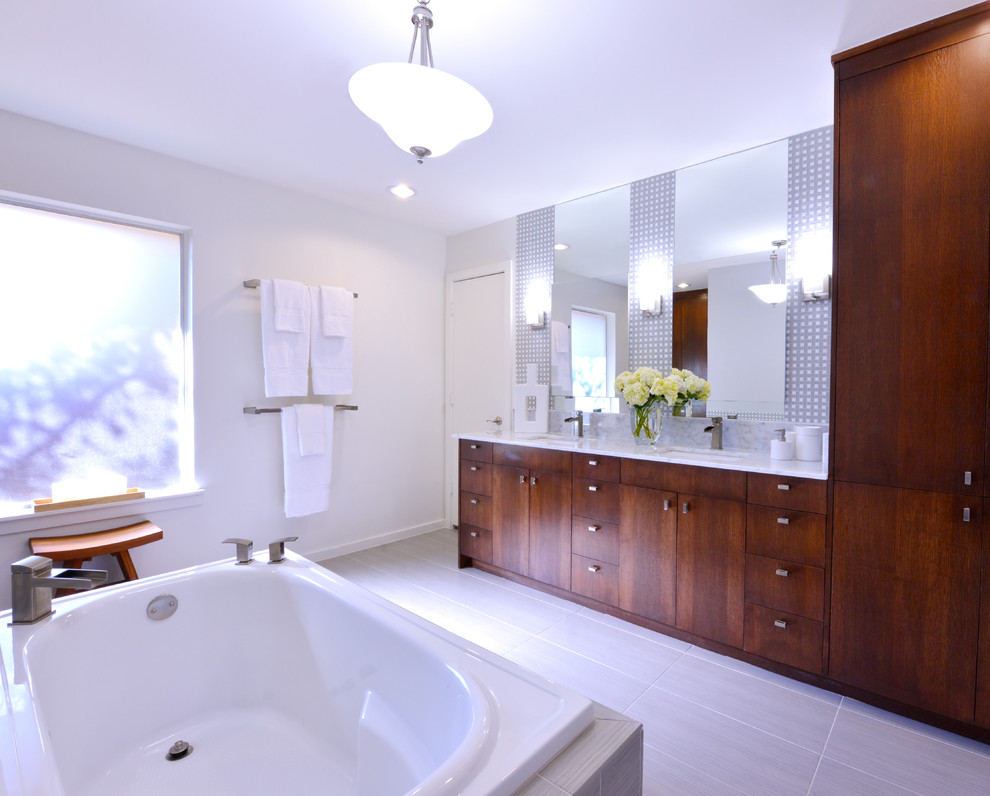 Modern inredning av ett stort en-suite badrum, med släta luckor, skåp i mörkt trä, ett platsbyggt badkar, grå kakel, glaskakel, vita väggar, ett undermonterad handfat och marmorbänkskiva