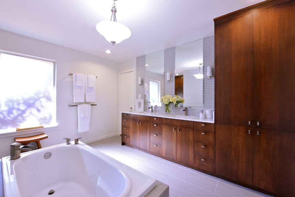 Bild på ett stort funkis en-suite badrum, med ett undermonterad handfat, släta luckor, skåp i mörkt trä, ett platsbyggt badkar, grå kakel, glaskakel, vita väggar och marmorbänkskiva