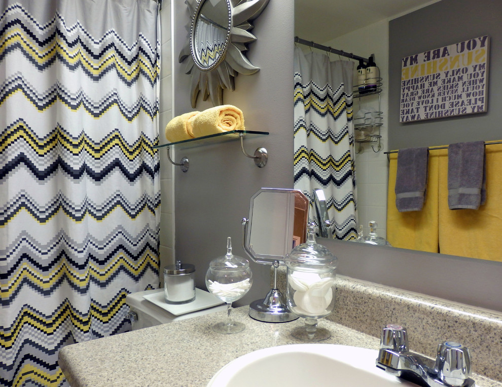 Foto på ett litet funkis en-suite badrum, med grå väggar, ett nedsänkt handfat, släta luckor, beige skåp, laminatbänkskiva, ett badkar i en alkov, en dusch/badkar-kombination, en toalettstol med separat cisternkåpa, vit kakel och keramikplattor