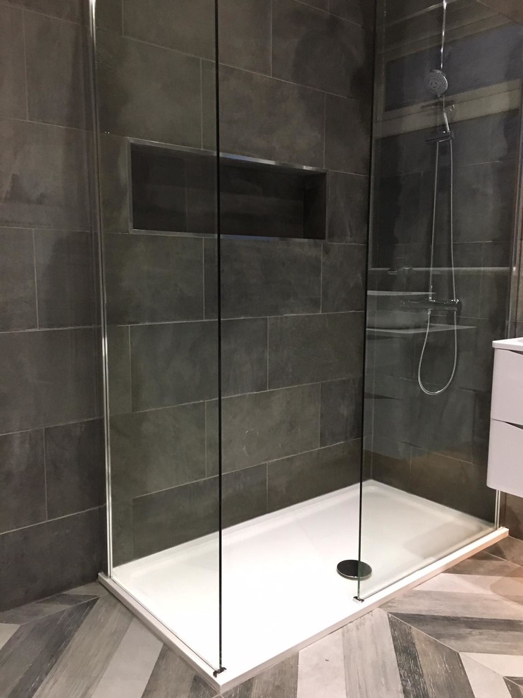 Bathroom - contemporary bathroom idea in West Midlands