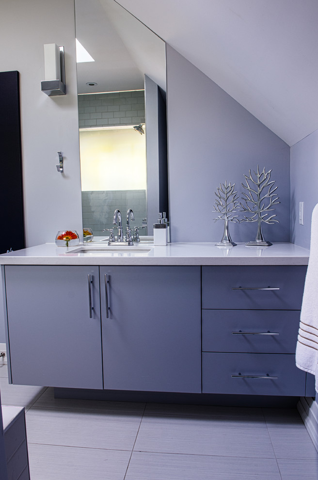 Exempel på ett modernt badrum, med ett undermonterad handfat, släta luckor, grå skåp, bänkskiva i kvarts, grå kakel, porslinskakel, grå väggar och klinkergolv i porslin