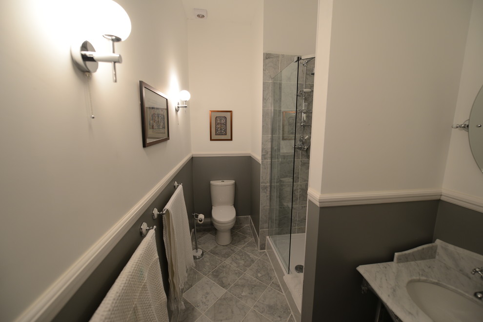 Idéer för ett mellanstort klassiskt badrum, med ett konsol handfat, marmorbänkskiva, en öppen dusch, en toalettstol med hel cisternkåpa, grå kakel, stenkakel, grå väggar och marmorgolv