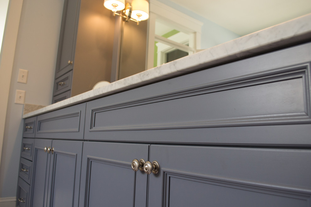 Modelo de cuarto de baño principal tradicional renovado con puertas de armario grises