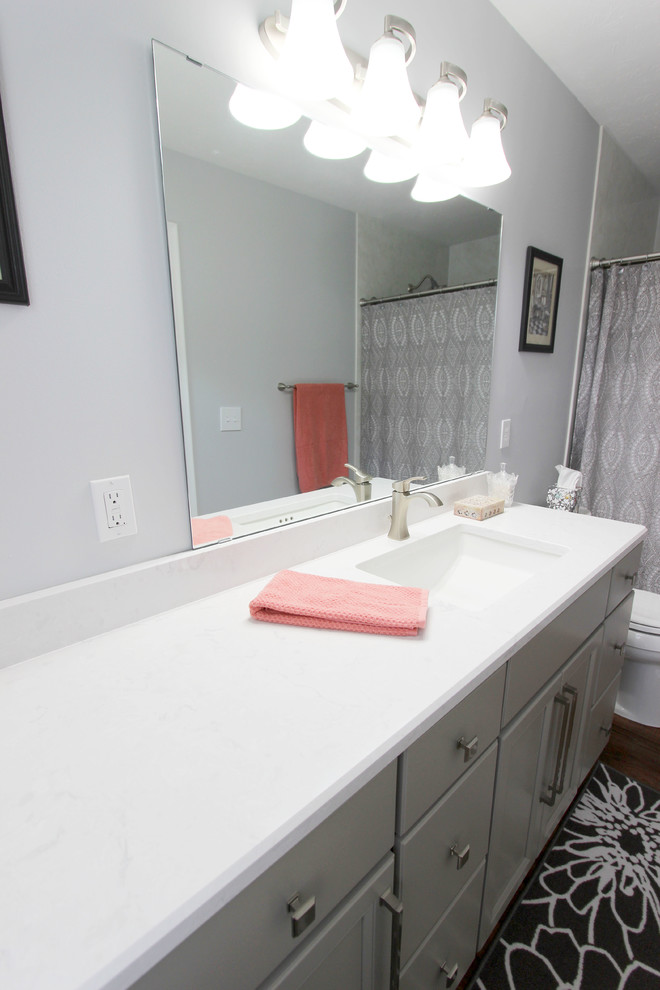 Inredning av ett klassiskt litet en-suite badrum, med släta luckor, grå skåp, gröna väggar, mörkt trägolv, ett undermonterad handfat, träbänkskiva och brunt golv