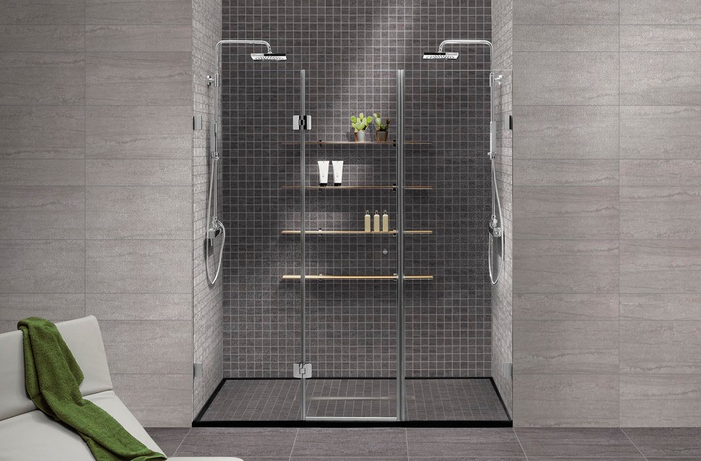 Idéer för ett stort modernt badrum, med grå kakel, porslinskakel, vita väggar och klinkergolv i porslin