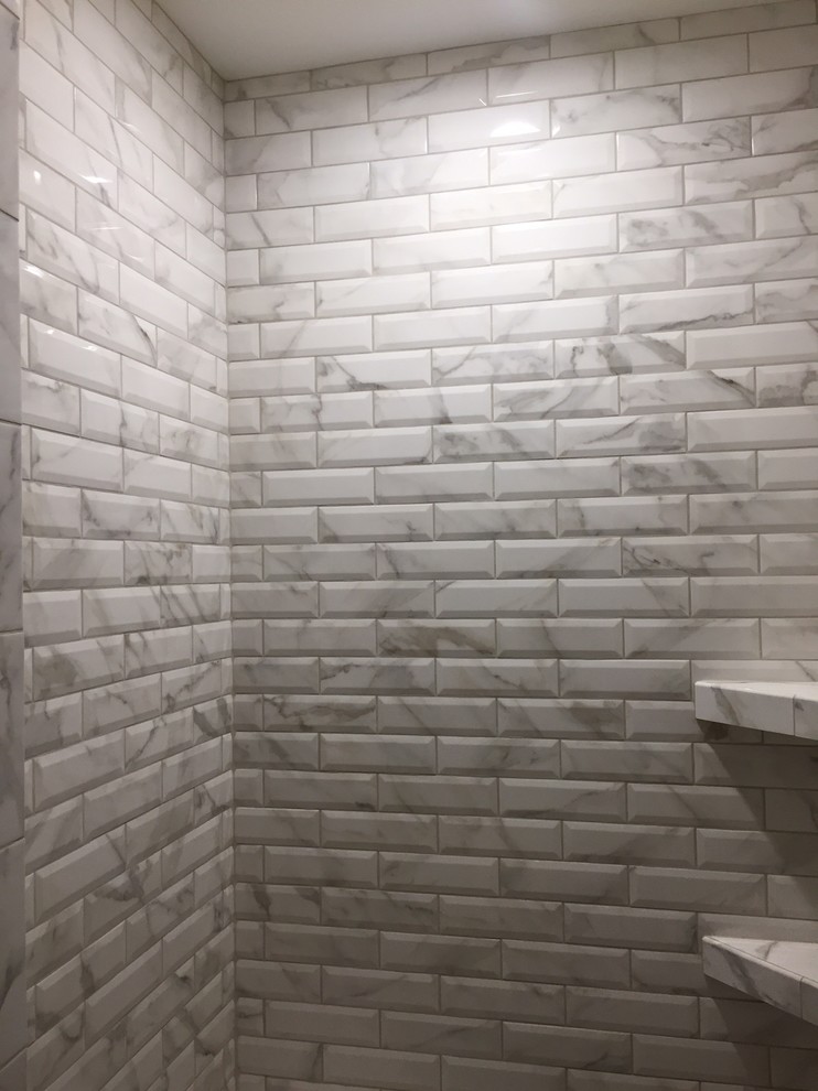 Cette image montre une douche en alcôve design avec un carrelage gris, un carrelage blanc, du carrelage en marbre, un mur blanc, un sol en marbre et un lavabo encastré.