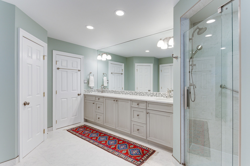 Exemple d'une grande salle de bain principale chic avec un placard avec porte à panneau encastré, des portes de placard grises, une douche d'angle, un lavabo encastré, un plan de toilette en quartz modifié, une cabine de douche à porte battante, un plan de toilette blanc, un mur vert et un sol blanc.