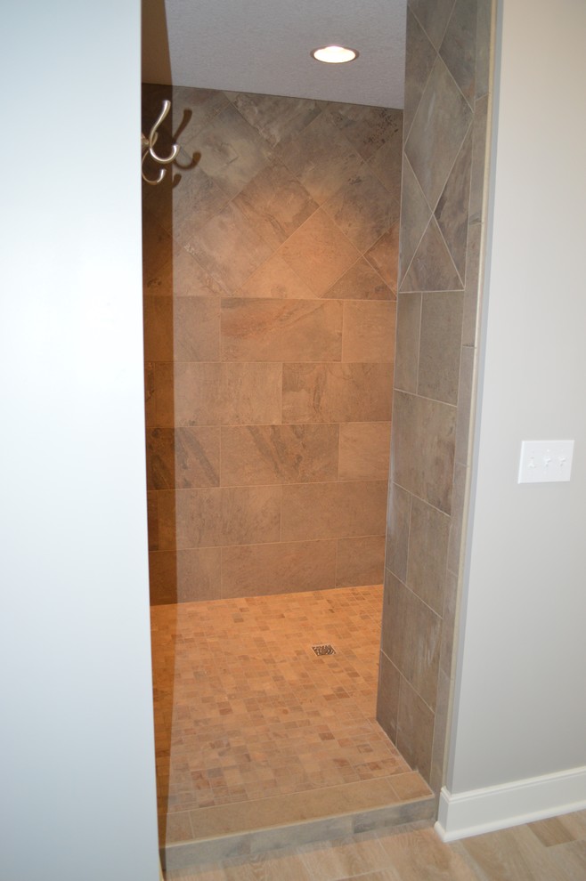 Ejemplo de cuarto de baño principal de estilo americano de tamaño medio con ducha esquinera, sanitario de una pieza, baldosas y/o azulejos beige, baldosas y/o azulejos de cerámica, paredes beige y ducha abierta