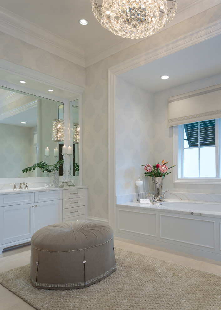 Exempel på ett stort maritimt en-suite badrum, med luckor med infälld panel, vita skåp, ett platsbyggt badkar, en öppen dusch, en bidé, grå väggar, marmorgolv, ett nedsänkt handfat, kaklad bänkskiva, vitt golv och dusch med gångjärnsdörr