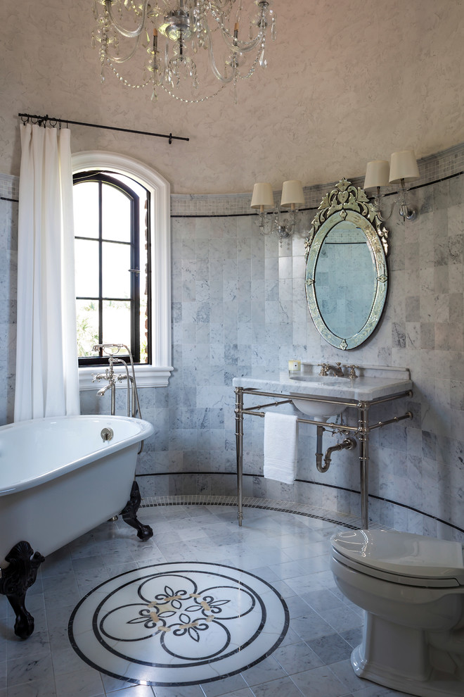 Esempio di una stanza da bagno vittoriana con vasca con piedi a zampa di leone e lavabo a consolle