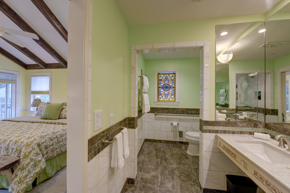 Idéer för att renovera ett stort vintage en-suite badrum, med ett badkar i en alkov, en dusch/badkar-kombination, vit kakel, tunnelbanekakel, vita väggar, ett undermonterad handfat och granitbänkskiva