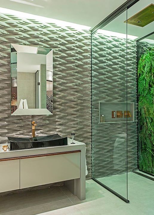 На фото: большая главная ванная комната в стиле модернизм с плоскими фасадами, белыми фасадами, открытым душем, серой плиткой, каменной плиткой, серыми стенами и настольной раковиной
