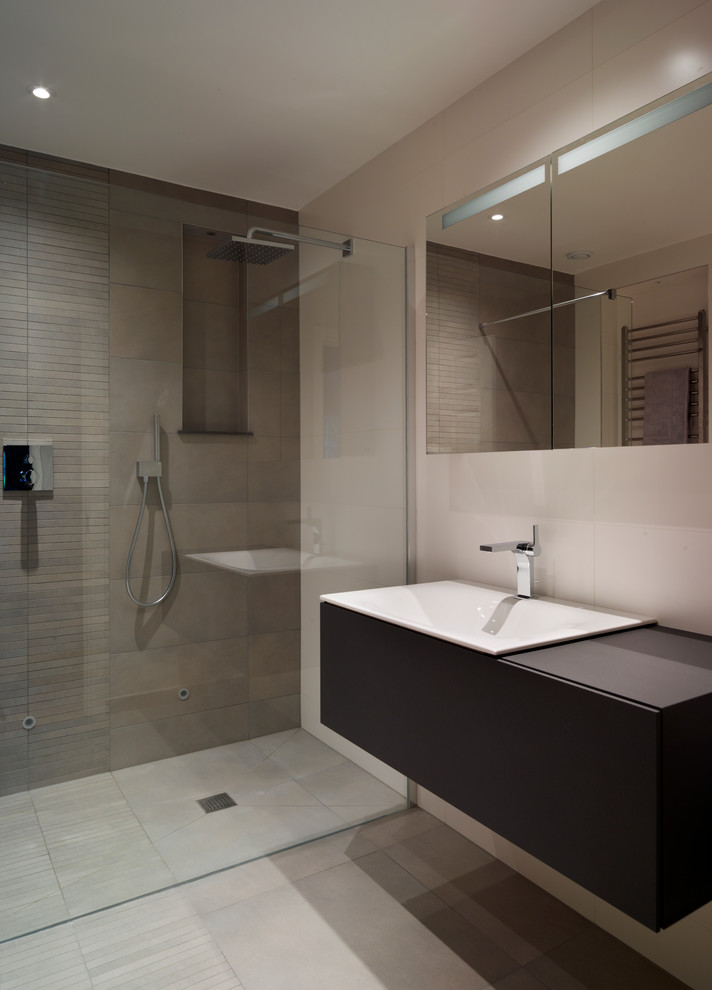 Идея дизайна: большая ванная комната в современном стиле с консольной раковиной, плоскими фасадами, темными деревянными фасадами, душем в нише, инсталляцией, белой плиткой, керамогранитной плиткой, серыми стенами и полом из керамической плитки