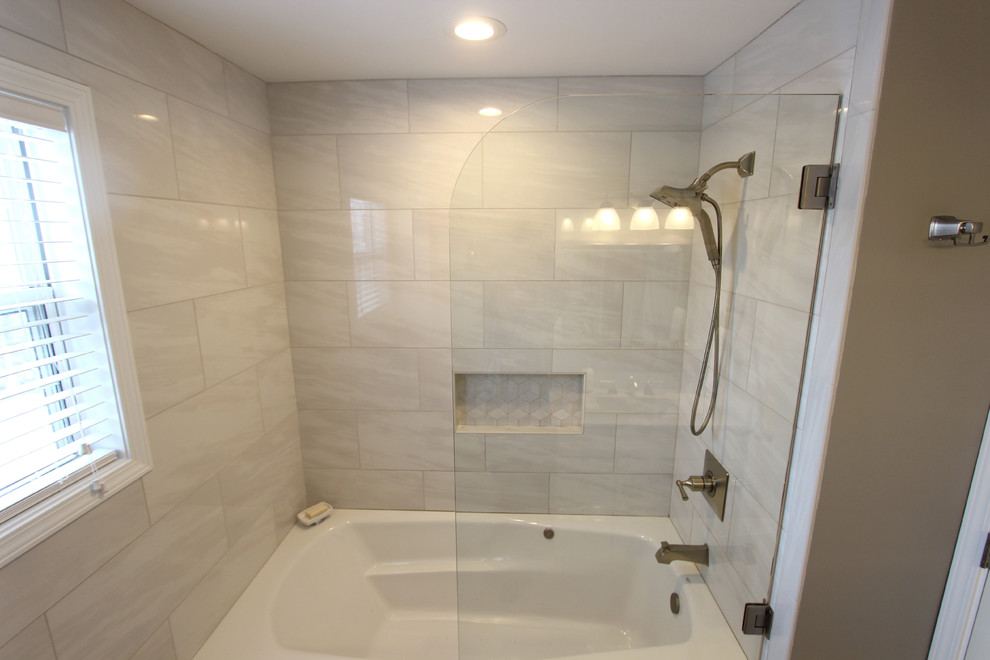 Idéer för ett litet klassiskt en-suite badrum, med luckor med upphöjd panel, grå skåp, ett badkar i en alkov, en dusch i en alkov, en toalettstol med separat cisternkåpa, grå kakel, porslinskakel, grå väggar, klinkergolv i porslin, ett undermonterad handfat, bänkskiva i akrylsten, grått golv och dusch med gångjärnsdörr