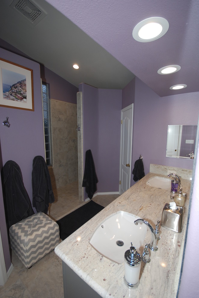 Пример оригинального дизайна: ванная комната среднего размера в классическом стиле с врезной раковиной, плоскими фасадами, серыми фасадами, столешницей из гранита, двойным душем, раздельным унитазом, серой плиткой, керамогранитной плиткой, фиолетовыми стенами и полом из керамогранита