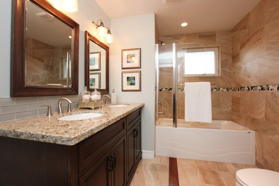 Immagine di una stanza da bagno minimal con lavabo a consolle, ante in legno bruno, doccia doppia e WC monopezzo