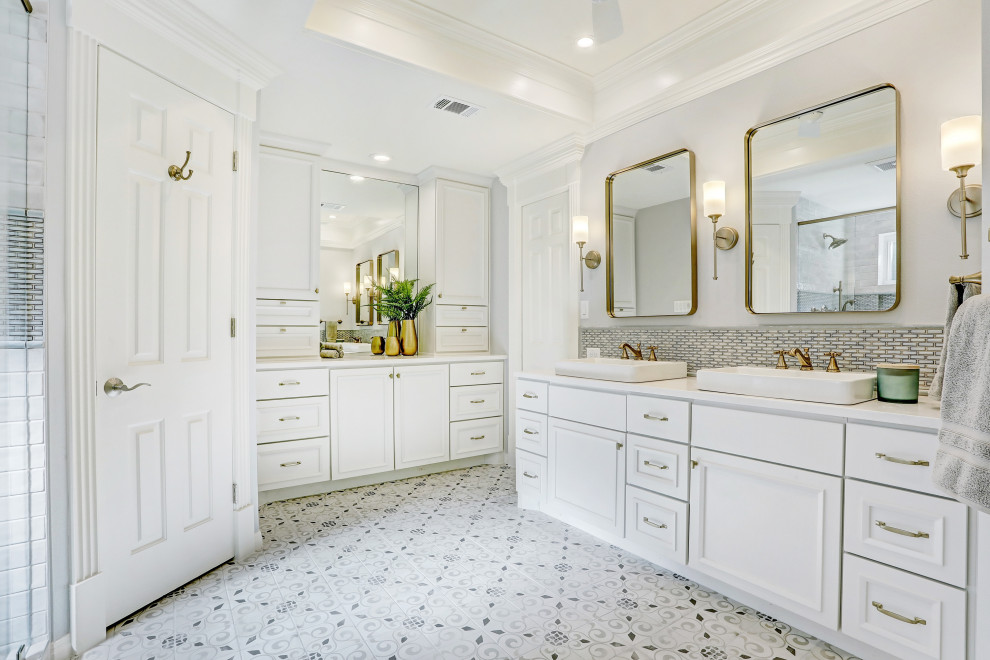 Idéer för att renovera ett mellanstort vintage vit vitt en-suite badrum, med luckor med infälld panel, vita skåp, grå kakel, grå väggar, ett fristående handfat, grått golv, en dusch i en alkov, en toalettstol med hel cisternkåpa, bänkskiva i kvarts, dusch med gångjärnsdörr, porslinskakel och cementgolv
