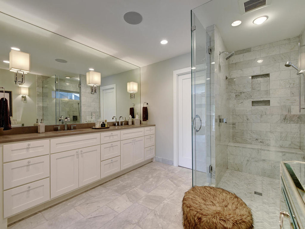Inspiration för stora moderna en-suite badrum, med luckor med infälld panel, vita skåp, en hörndusch, grå kakel, grå väggar, klinkergolv i keramik och ett undermonterad handfat