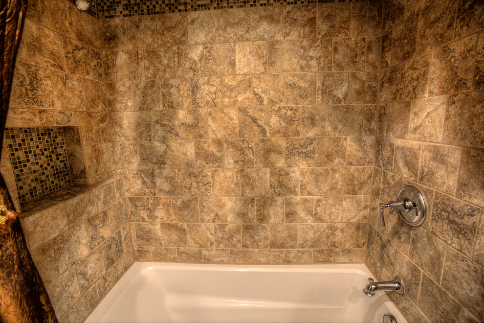Exempel på ett litet klassiskt badrum, med luckor med infälld panel, vita skåp, granitbänkskiva och brun kakel