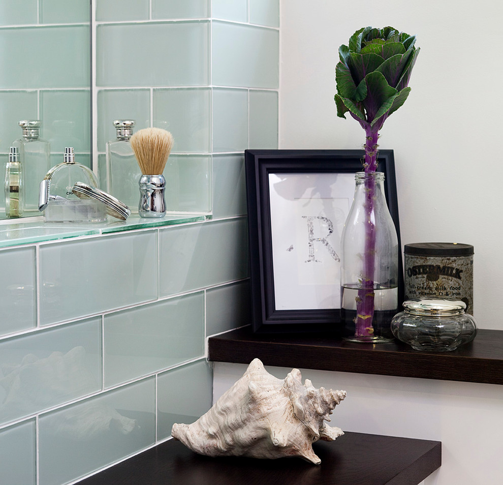 Modernes Badezimmer mit flächenbündigen Schrankfronten, weißen Schränken, Waschtisch aus Holz, Wandtoilette und Keramikboden in Dublin