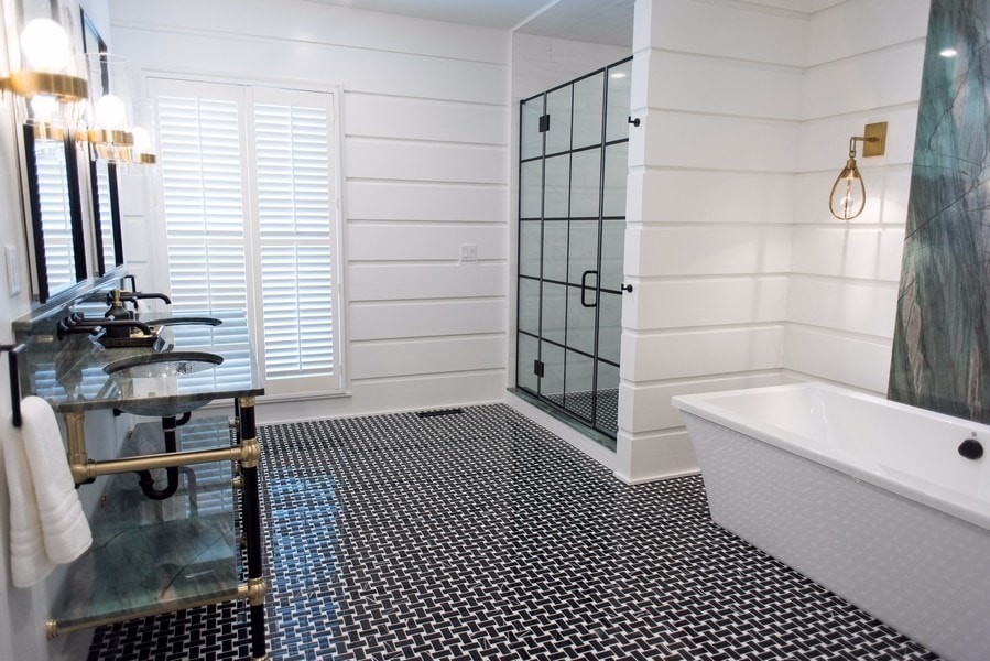 Klassisches Badezimmer mit Eckdusche und Falttür-Duschabtrennung in Chicago