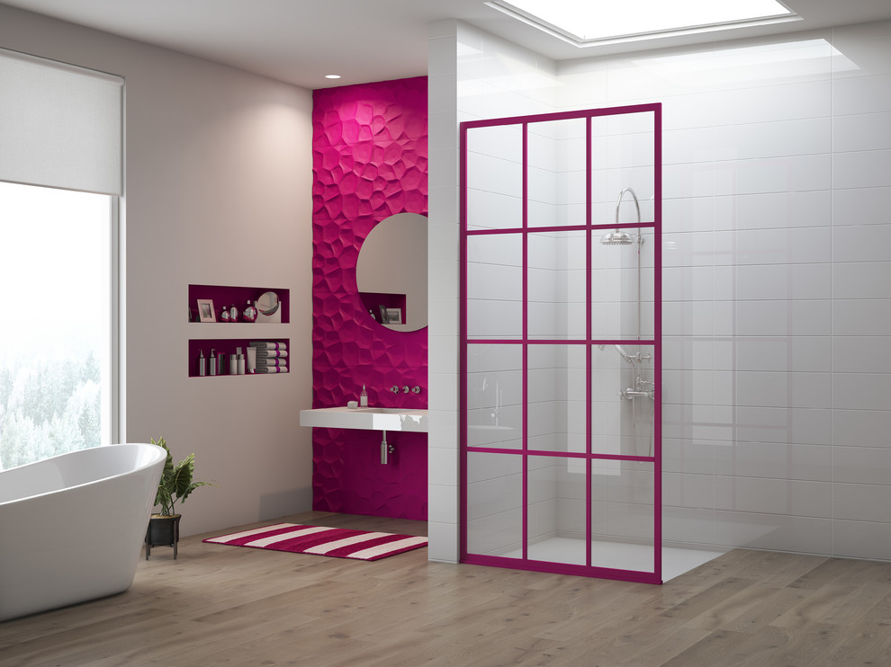 Свежая идея для дизайна: главная ванная комната среднего размера в стиле фьюжн с фасадами с утопленной филенкой, красными фасадами, отдельно стоящей ванной, душевой комнатой, белой плиткой, стеклянной плиткой, фиолетовыми стенами, полом из керамической плитки, подвесной раковиной, мраморной столешницей, бежевым полом и открытым душем - отличное фото интерьера