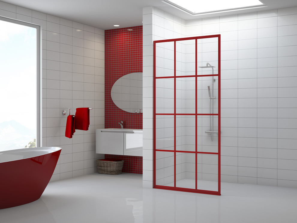 Свежая идея для дизайна: большая главная ванная комната в стиле фьюжн с плоскими фасадами, белыми фасадами, отдельно стоящей ванной, душевой комнатой, белой плиткой, плиткой кабанчик, красными стенами, подвесной раковиной, белым полом и открытым душем - отличное фото интерьера