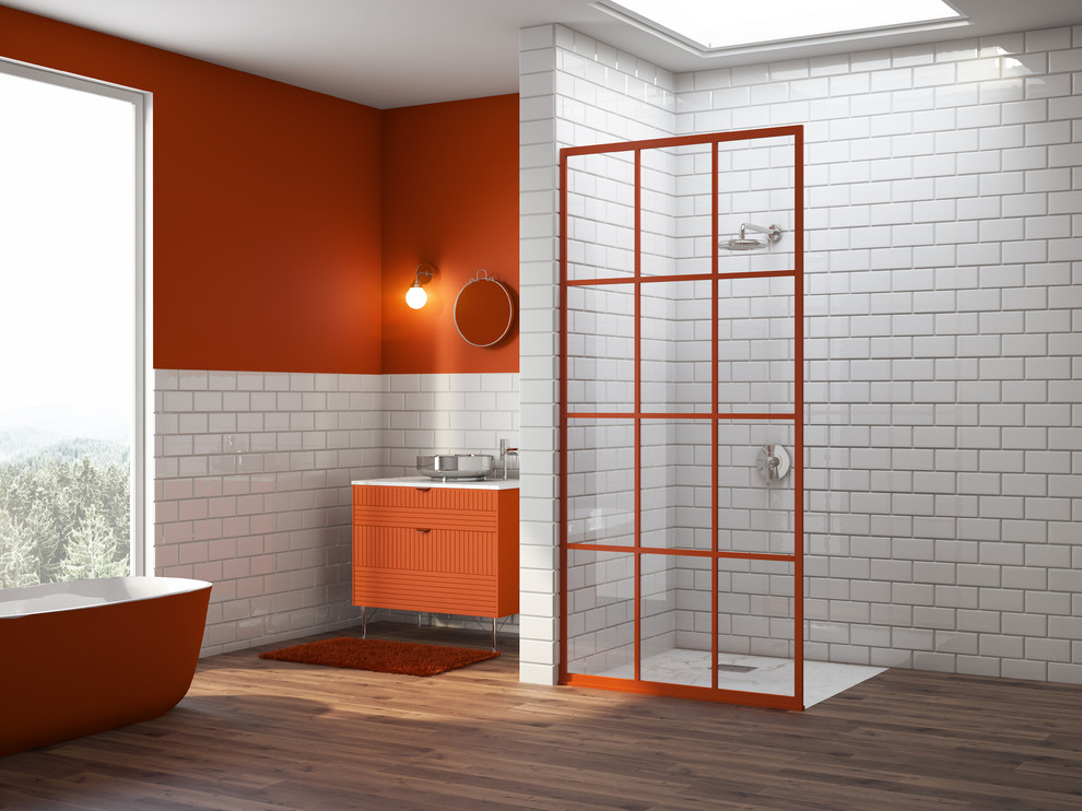 Пример оригинального дизайна: большая главная ванная комната в стиле фьюжн с плоскими фасадами, оранжевыми фасадами, отдельно стоящей ванной, душевой комнатой, белой плиткой, оранжевыми стенами, темным паркетным полом, мраморной столешницей, открытым душем, плиткой кабанчик, подвесной раковиной и белым полом
