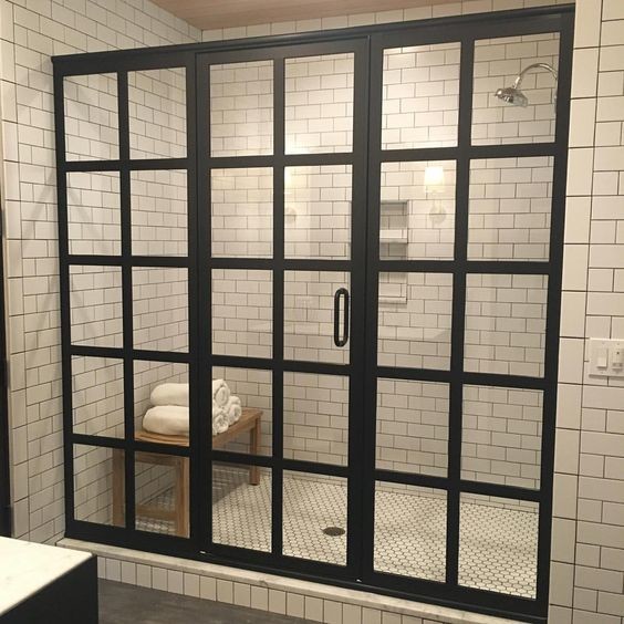 Esempio di una stanza da bagno industriale di medie dimensioni con doccia alcova, piastrelle bianche, piastrelle diamantate e porta doccia a battente