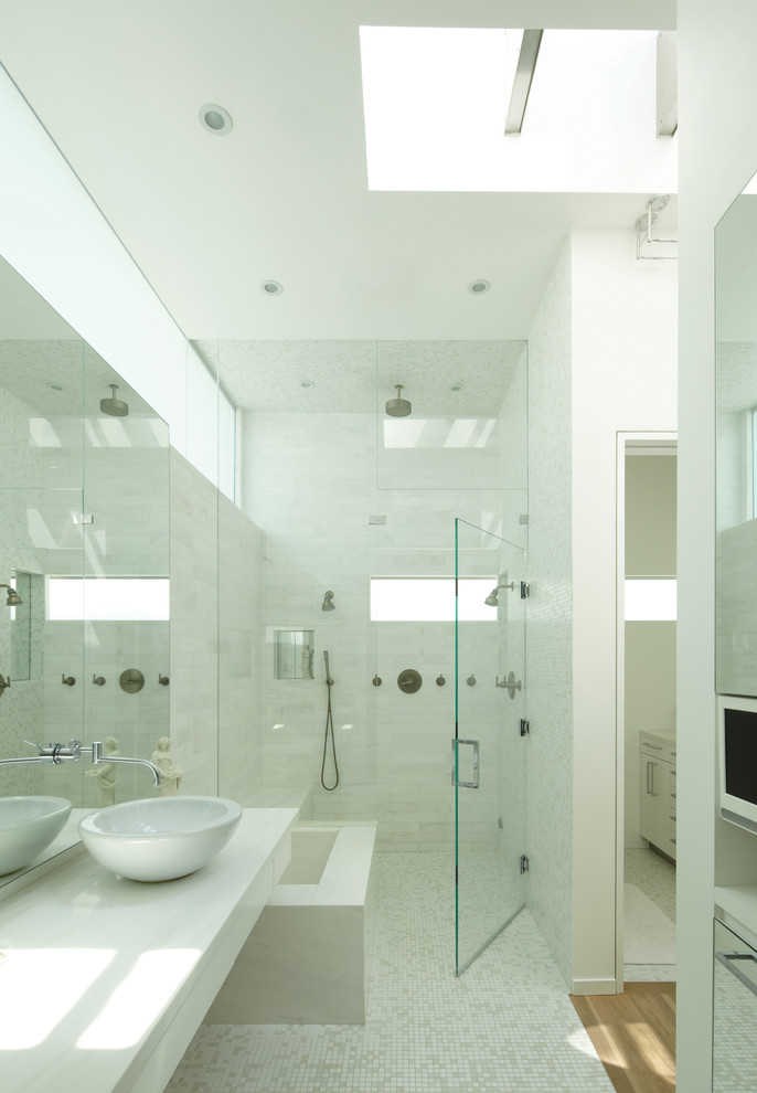 Идея дизайна: главная ванная комната среднего размера в стиле модернизм с настольной раковиной, плоскими фасадами, белыми фасадами, мраморной столешницей, двойным душем, белой плиткой, каменной плиткой, белыми стенами, полом из мозаичной плитки, белой столешницей и окном