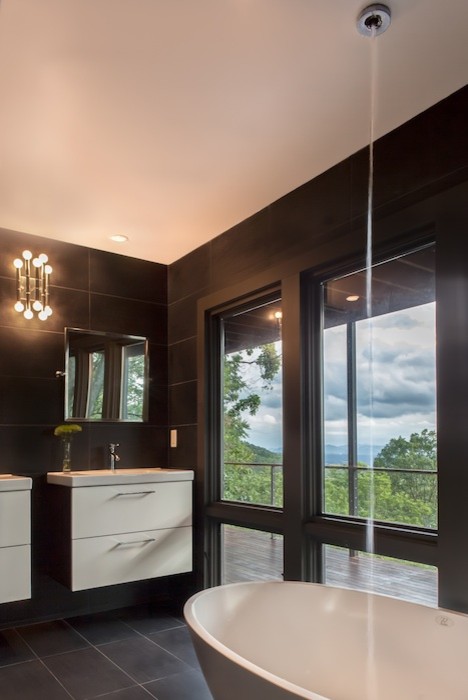 Пример оригинального дизайна: главная ванная комната в современном стиле с плоскими фасадами, белыми фасадами и отдельно стоящей ванной