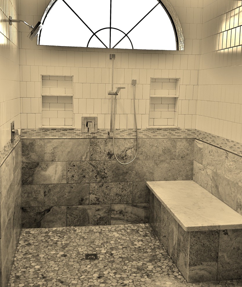 Idéer för ett mellanstort klassiskt en-suite badrum, med en dusch i en alkov, grå kakel, kakel i småsten, beige väggar, klinkergolv i småsten och en toalettstol med separat cisternkåpa