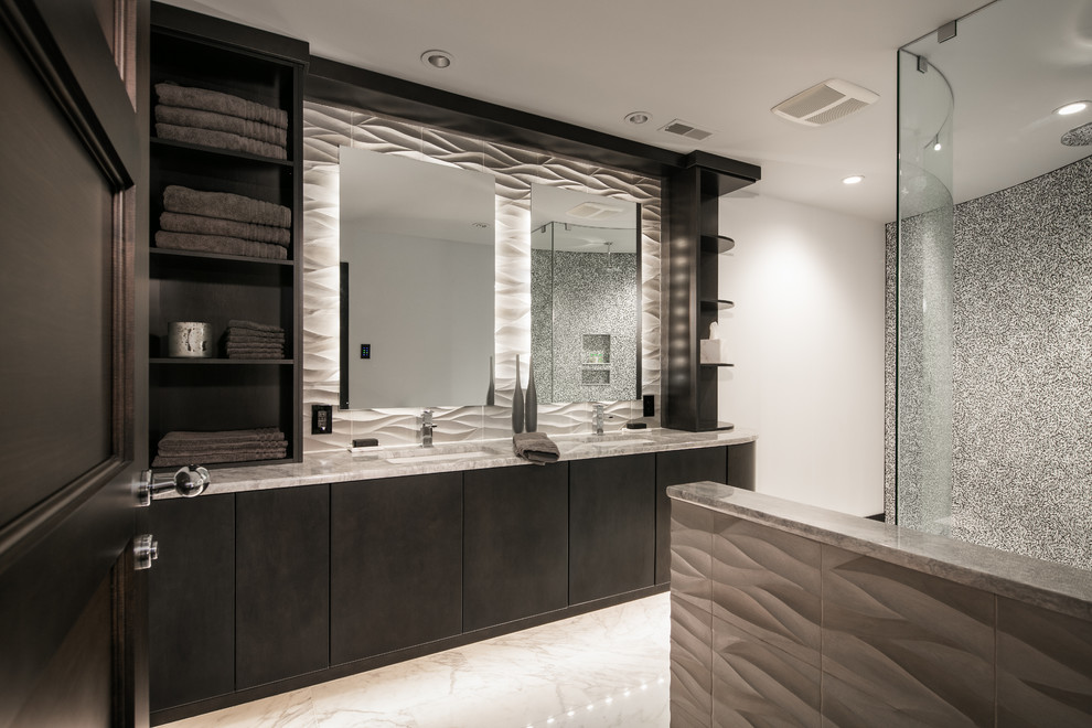 На фото: большая главная ванная комната в стиле модернизм с плоскими фасадами, черными фасадами, угловым душем, черно-белой плиткой, плиткой мозаикой, белыми стенами, врезной раковиной, мраморной столешницей и мраморным полом с