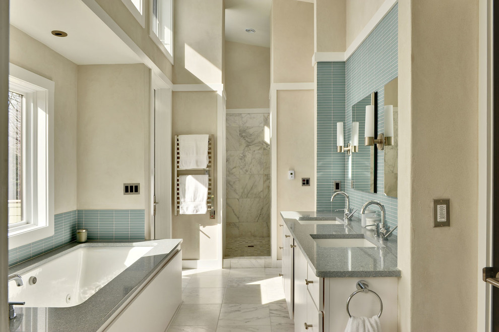 Réalisation d'une salle de bain principale design de taille moyenne avec un lavabo encastré, un placard à porte plane, des portes de placard blanches, une baignoire encastrée, un espace douche bain, un carrelage bleu, des carreaux en allumettes, un mur beige, un sol en marbre, un plan de toilette en granite, un sol blanc et aucune cabine.