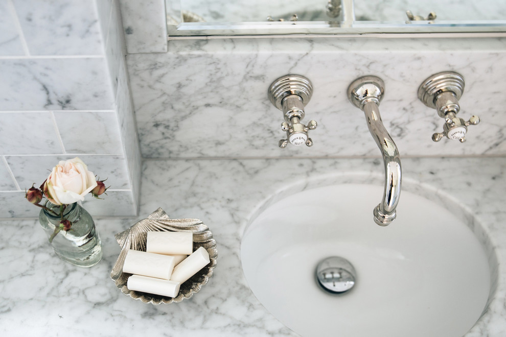 Idéer för mellanstora vintage en-suite badrum, med skåp i shakerstil, vita skåp, ett platsbyggt badkar, en hörndusch, en toalettstol med separat cisternkåpa, vit kakel, marmorkakel, grå väggar, ett undermonterad handfat, marmorbänkskiva och dusch med gångjärnsdörr