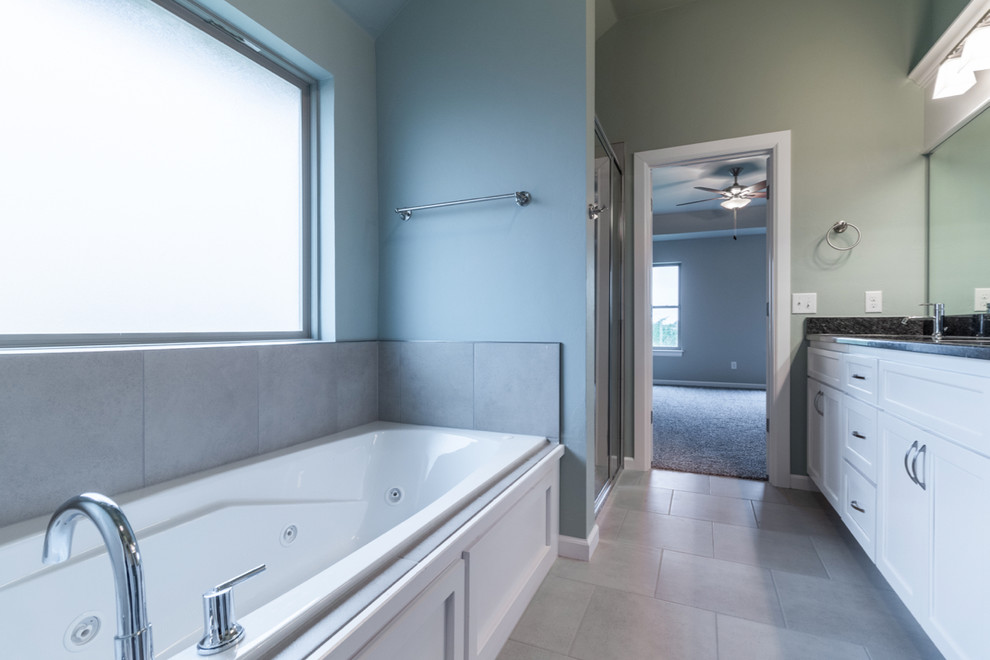 Bild på ett stort vintage en-suite badrum, med skåp i shakerstil, vita skåp, ett badkar i en alkov, en kantlös dusch, grå kakel, keramikplattor, gröna väggar, klinkergolv i keramik, ett undermonterad handfat och granitbänkskiva